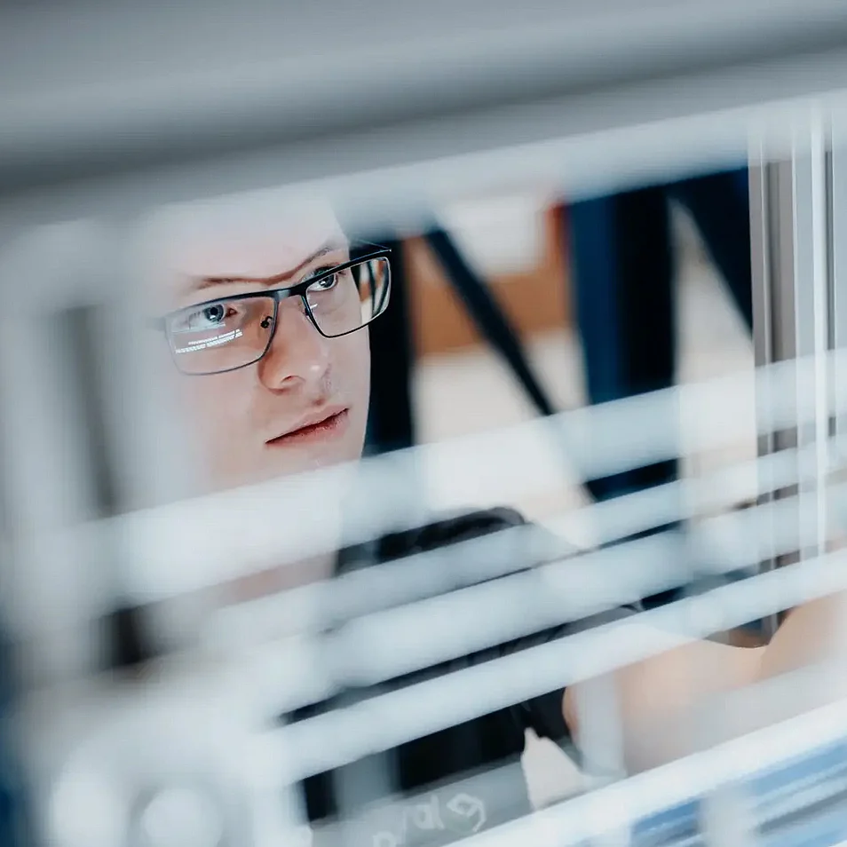 Paral Colse konzntrierter Mechaniker